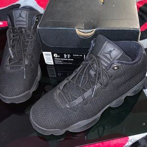 Jordan horizon low all black size 6y